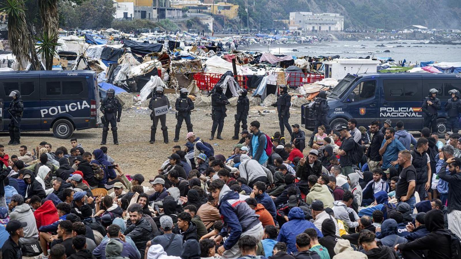 Large police operation at the Trampolín beach in Ceuta to evict the settlement.