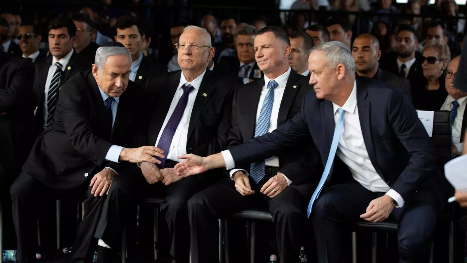 El líder de l'oposició, Beny Gantz (dreta), fa una encaixada de mans a Benjamin Netanyahu, en una imatge d'arxiu