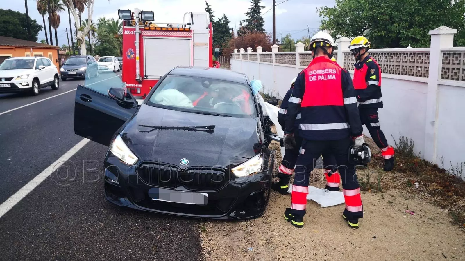 Moment en el qual els bombers intenten treure l'home atrapat en el cotxe.