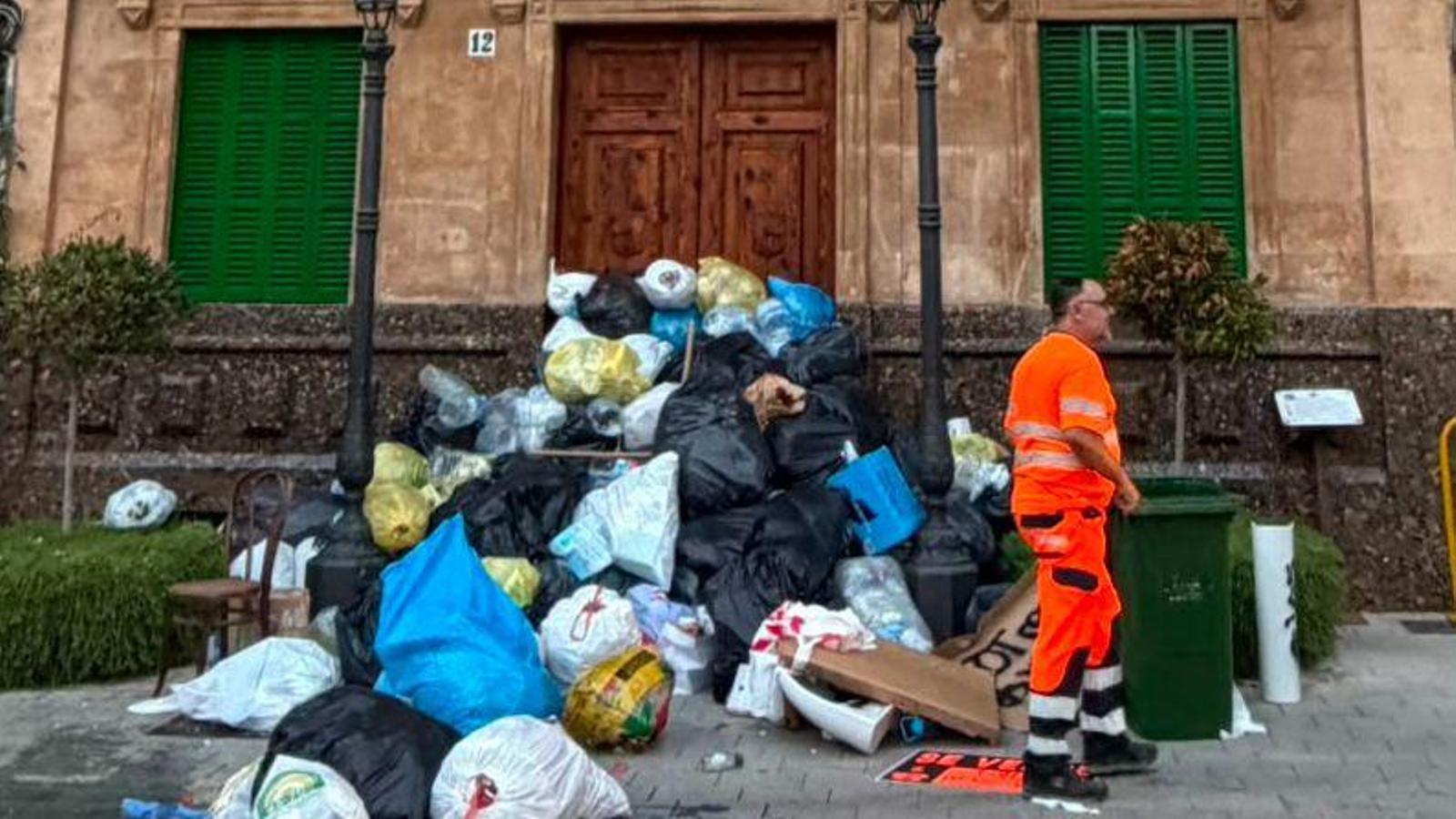 La puerta del Ayuntamiento de Llucmajor llena de bolsas de basura.
