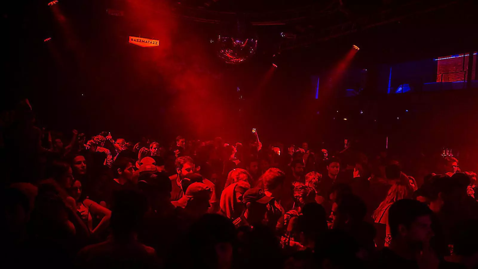 Un grup de joves en una discoteca.