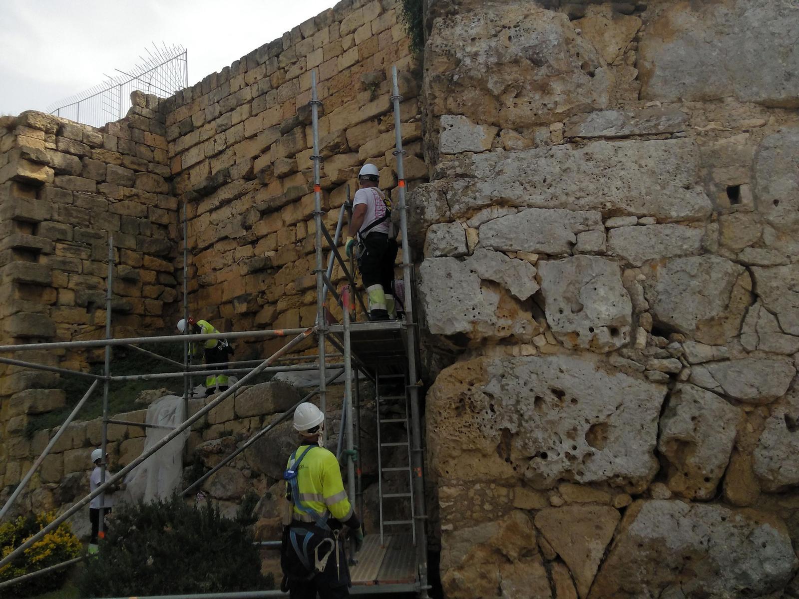 Operaris treballant en l’actuació d’urgència per reparar els danys fets a la Torre de la Minerva de Tarragona