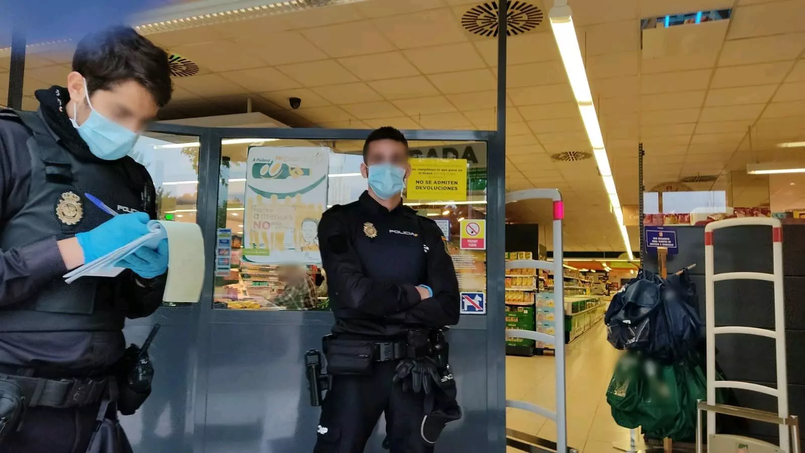 Agents de la Policia Nacional acudeixen a un supermercat davant l'alerta que diversos clients no mantenien la distància de seguretat