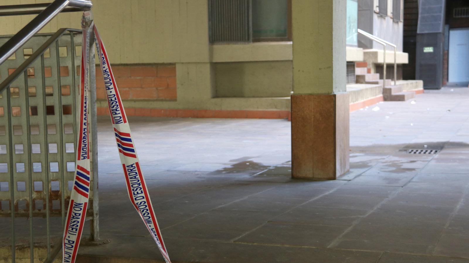 The interior courtyard of the shooting zone that ended with the death of a man, on Sunday in the Zona Franca of Barcelona, on Mineria street.