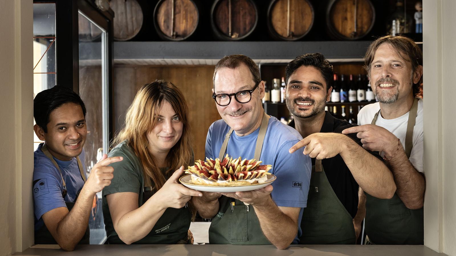 Jayzer, Beta, Guillem, Ahmad y Antoni con un pastel de hojaldre con higos y mascarpone