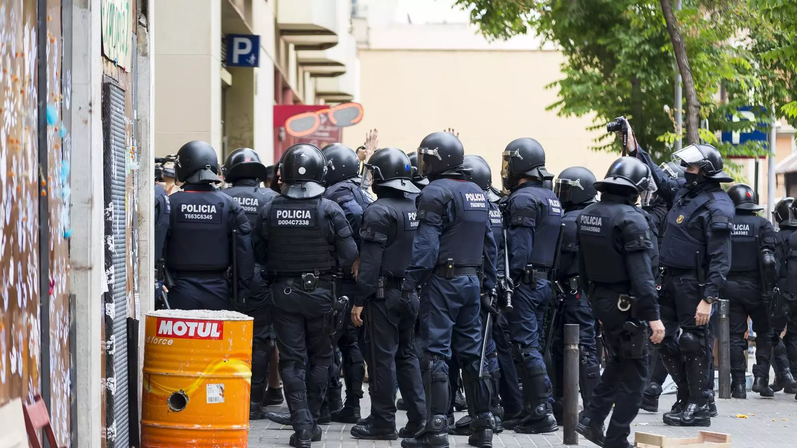 Agents antiavalots dels Mossos, amb el NOP a l'esquena, en una intervenció a Barcelona