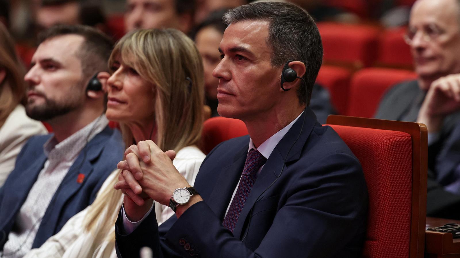 El president del govern espanyol, Pedro Sánchez (C), i la seva dona, Begoña Gómez, assisteixen a un discurs a la Universitat de Tsinghua, a Pequín, Xina, el 13 d'abril de 2026.