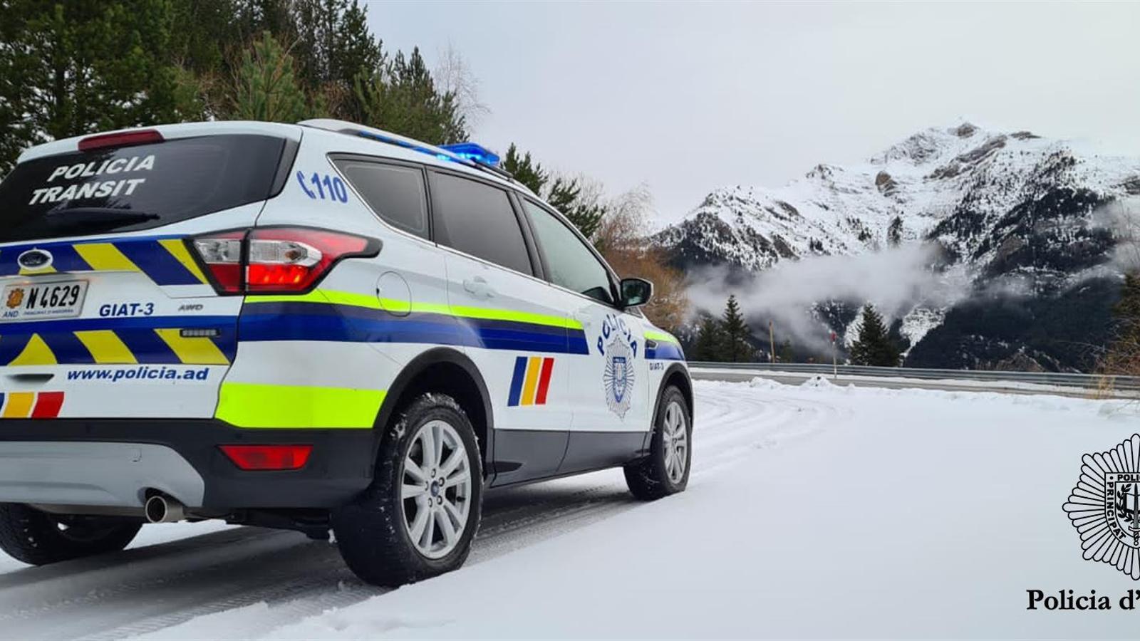 Un vehicle policial en una carretera nevada.