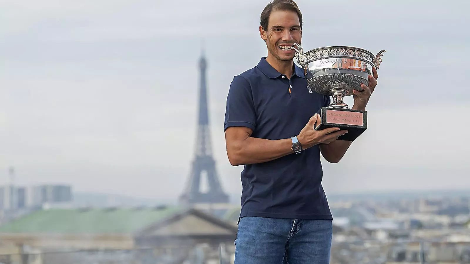 Nadal posant amb el trofeu del seu 13è Roland Garros.