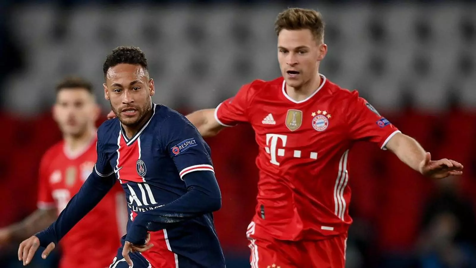 Neymar i Kimmich lluitant per la pilota durant l’enfrontament d’ahir a París entre el PSG i el Bayern Munic.