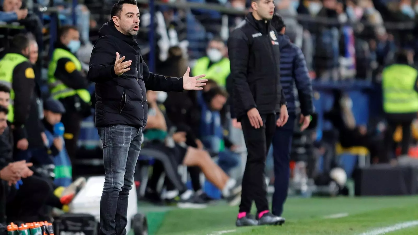 L'entrenador del Barça, Xavi Hernández, donant instruccions als seus jugadors