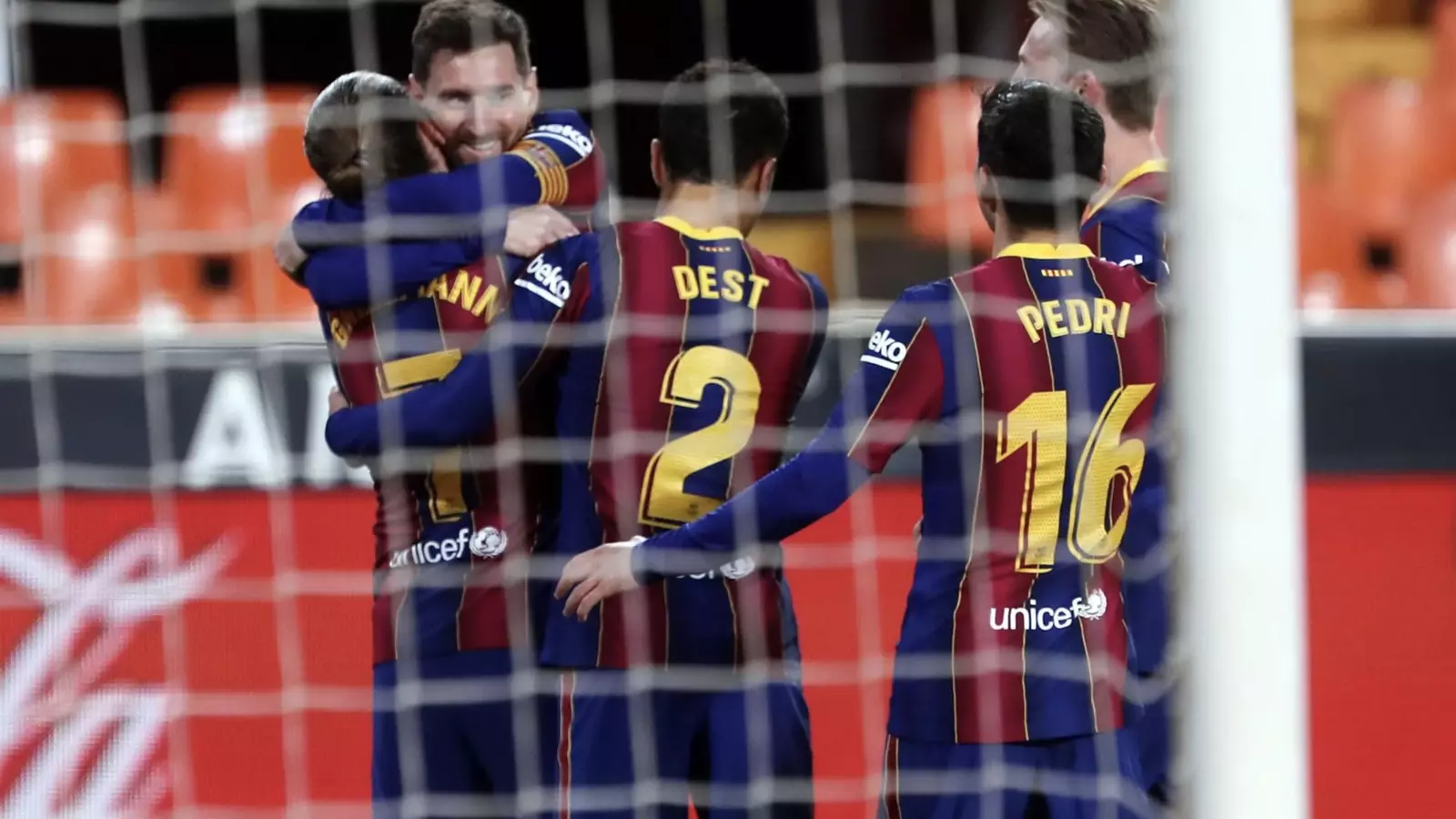 Els jugadors del Barça després de marcar un gol a Mestalla