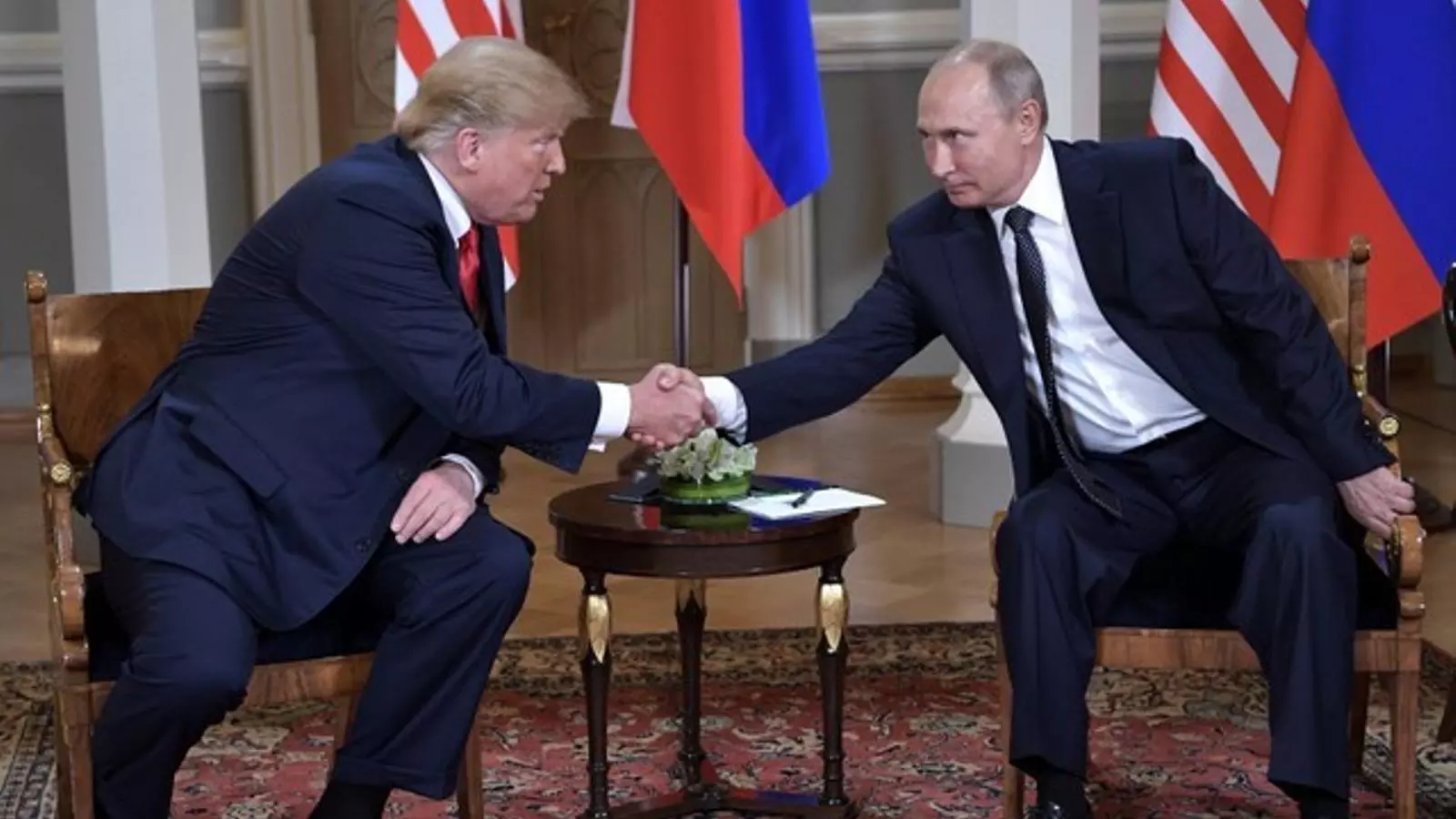 Donald Trump i Vladimir Putin es donen la mà a Helsinki