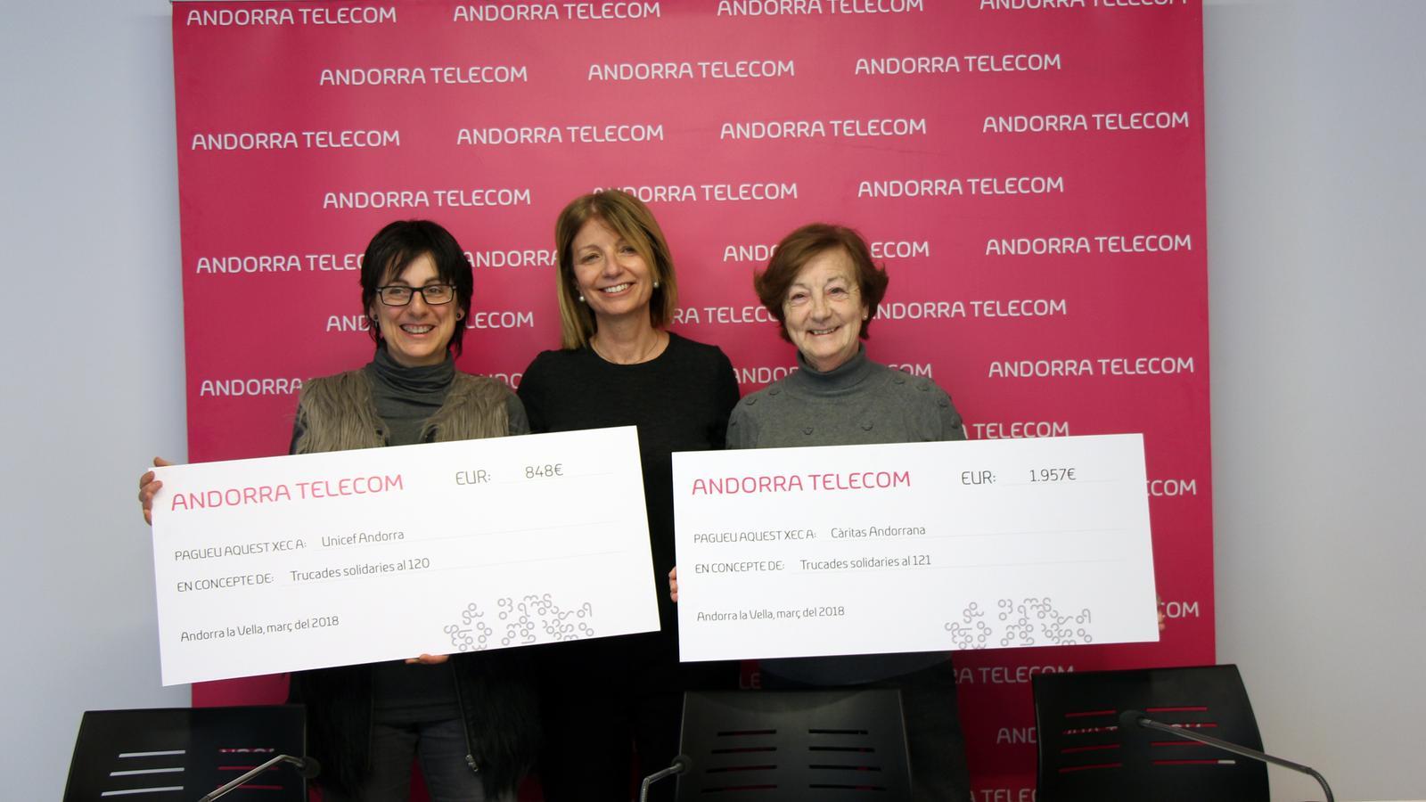 Inés Martí, responsable de Premsa, Esdeveniments i RSC d'Andorra Telecom, fa el lliurament dels xecs a la directora d'Unicef Andorra, Marta Alberch, i a la vicepresidenta de Càritas Andorra, Canòlich Baró. / C.G. (ANA)