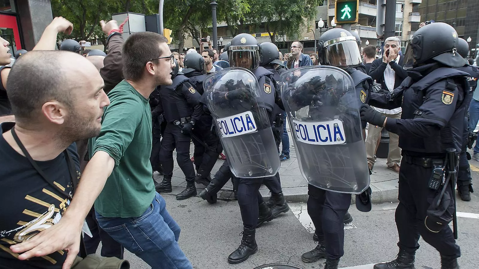 Intervenció de la Policia Nacional a l’IES Tarragona durant el referèndum de l’1 d’octubre de l’any passat.
