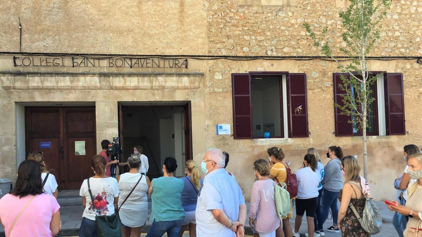 Mares i pares mobilitzats davant el col·legi Sant Bonaventura d’Artà./ ARXIU