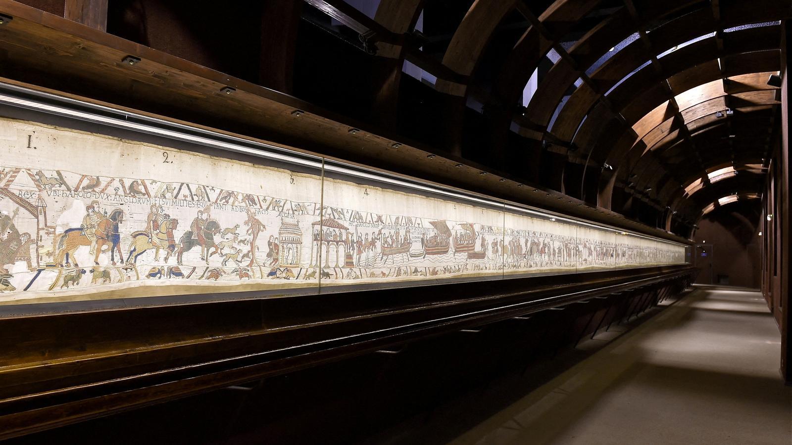 Una imagen del Tapiz de Bayeux, en su actual emplazamiento, la catedral de Bayeux, en Normandía (Francia).