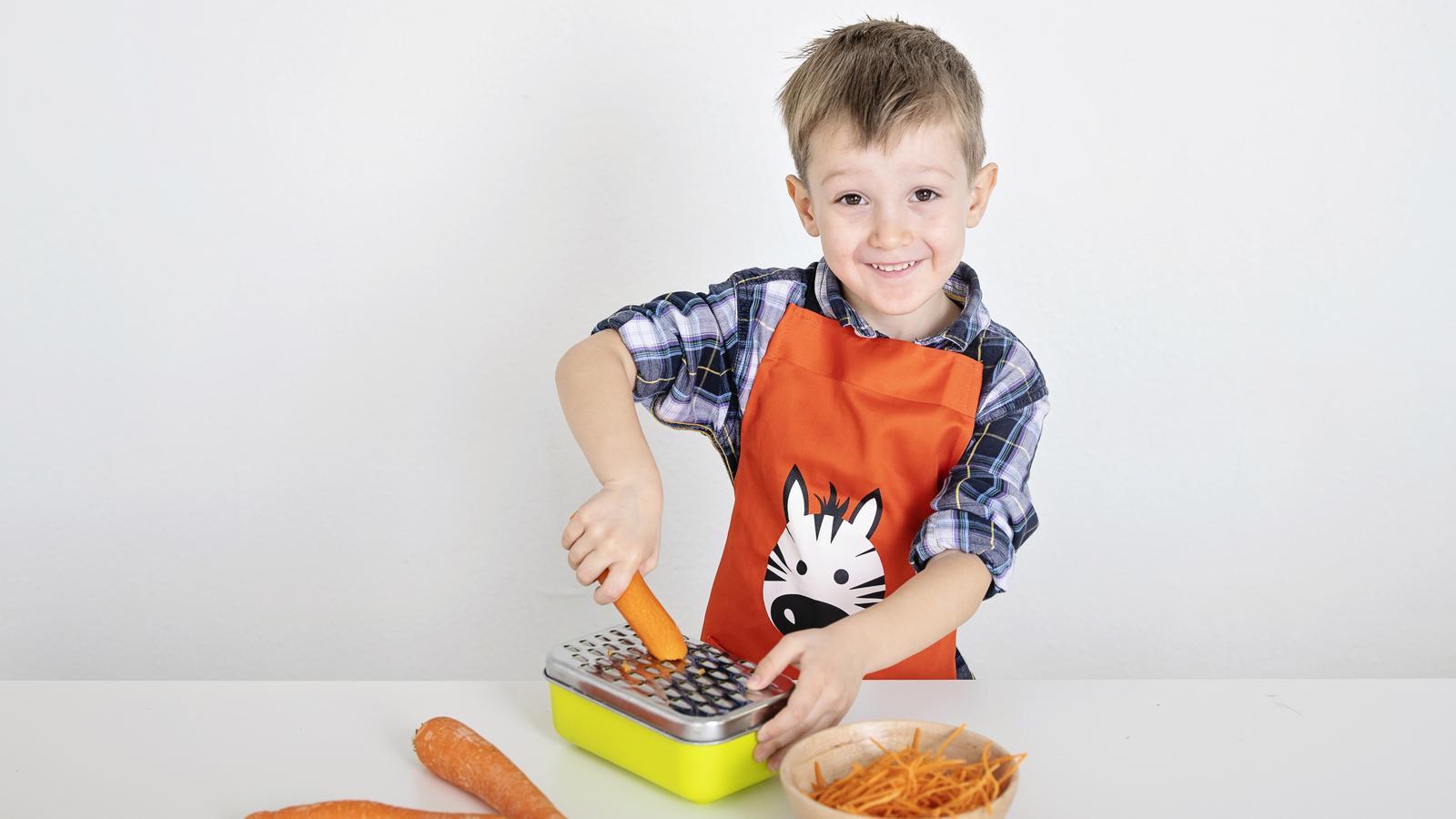 A les escoles Montessori, des dels dos anys, els nens preparen l’esmorzar, el dinar i el berenar.