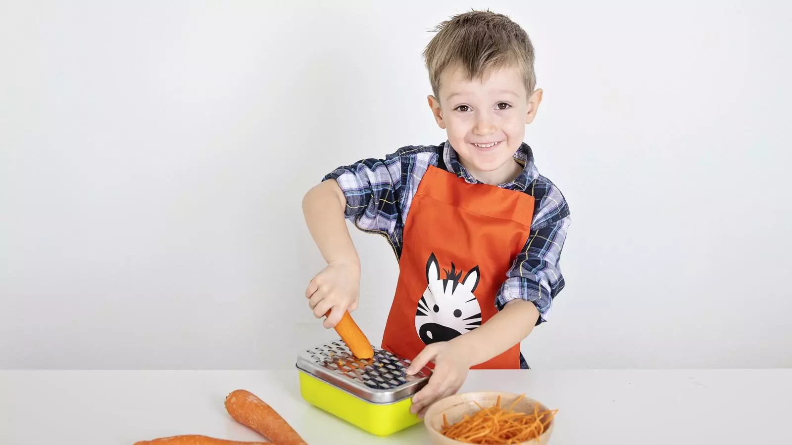 A les escoles Montessori, des dels dos anys, els nens preparen l’esmorzar, el dinar i el berenar.