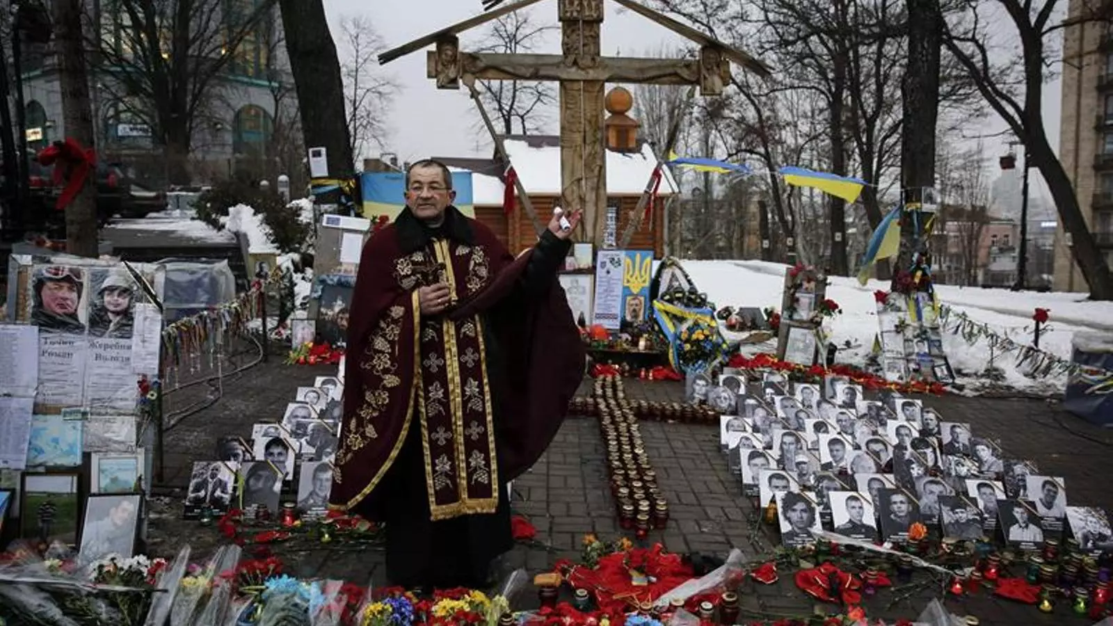 Un sacerdot resa en memòria de les víctimes de Maidan. ROMAN PILIPEY