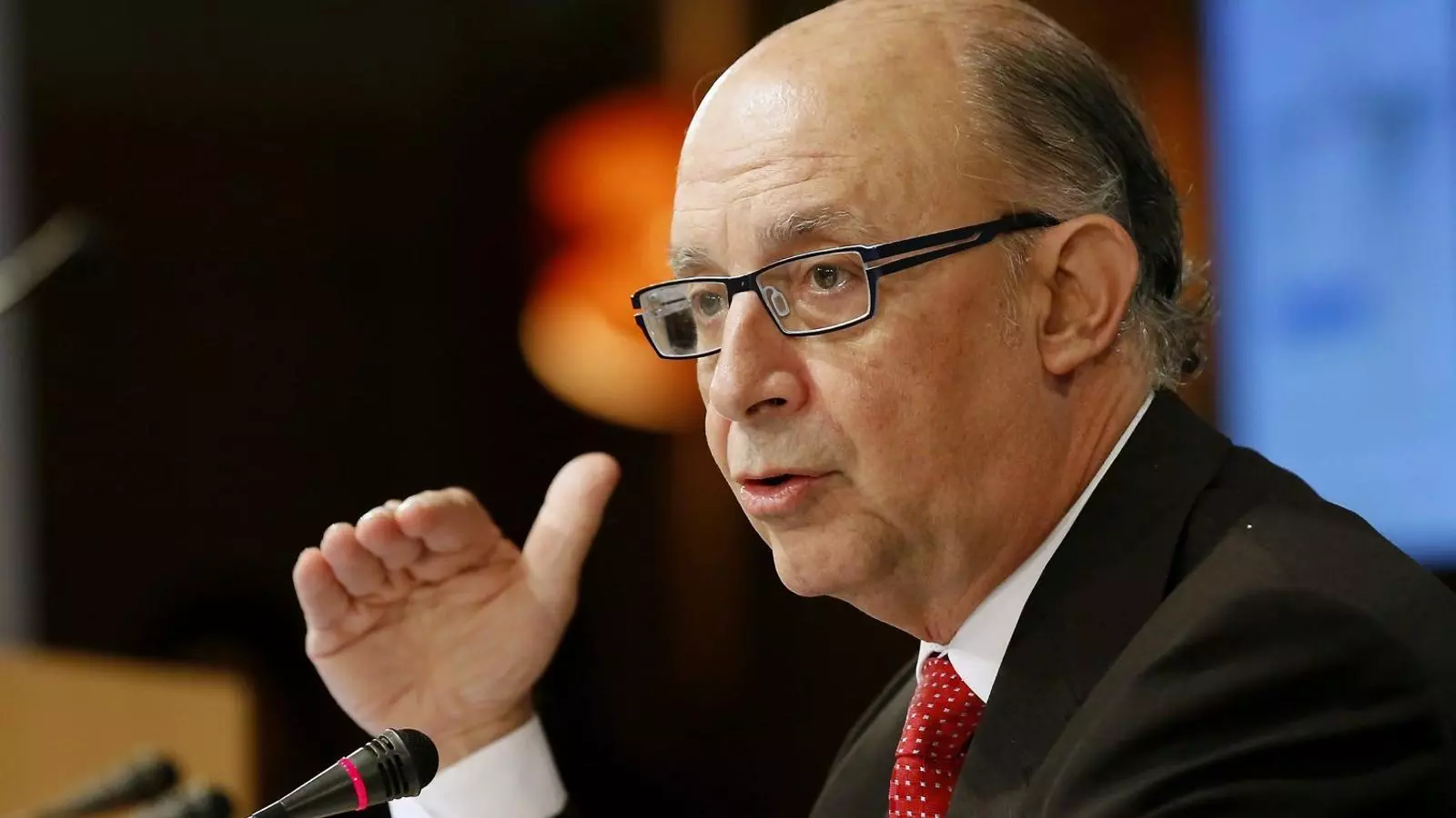Montoro ha obligat a tancar empreses a les comunitats.