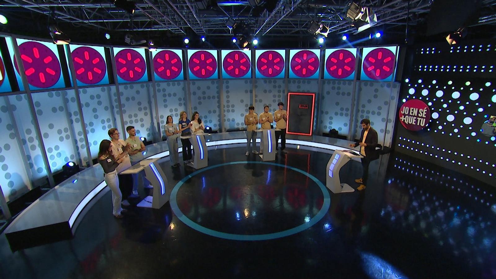 Still from the program 'I know more than you'