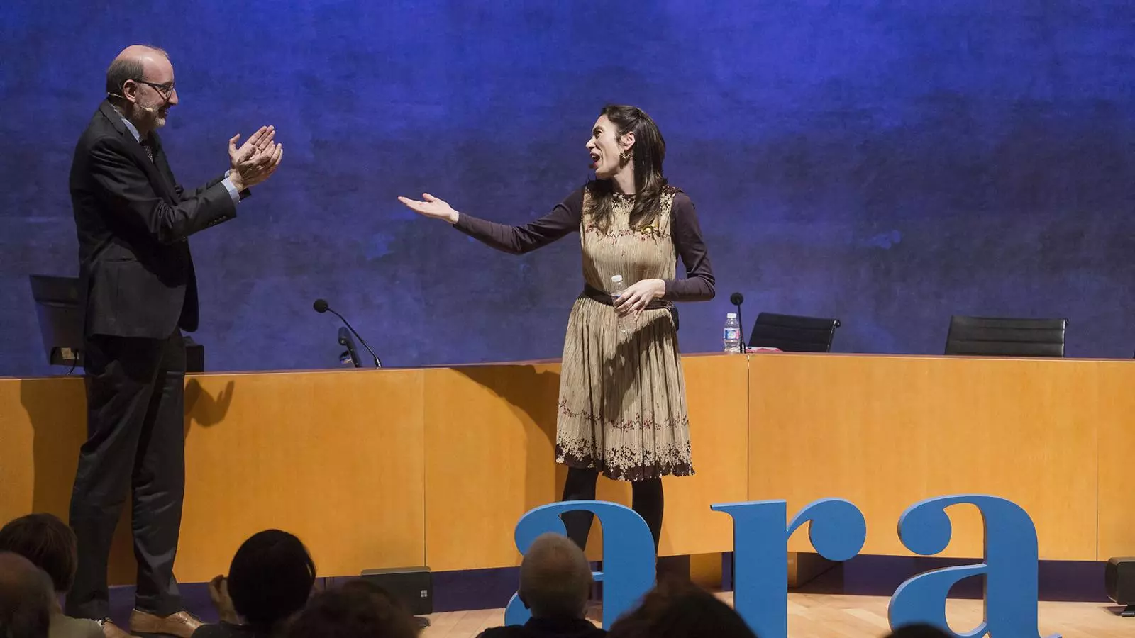 Antoni Bassas aplaudint la parella de Jordi Cuixart, Txell Bonet, en un dels moments emotius de l’acte d’ahir.