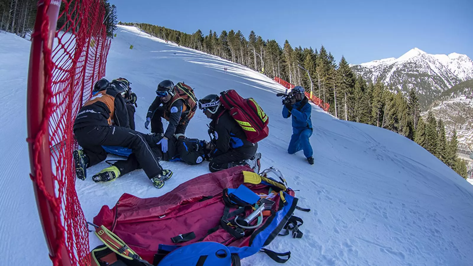 Un moment del simulacre que s'ha fet aquest dijous a Grandvalira. / GRANDVALIRA