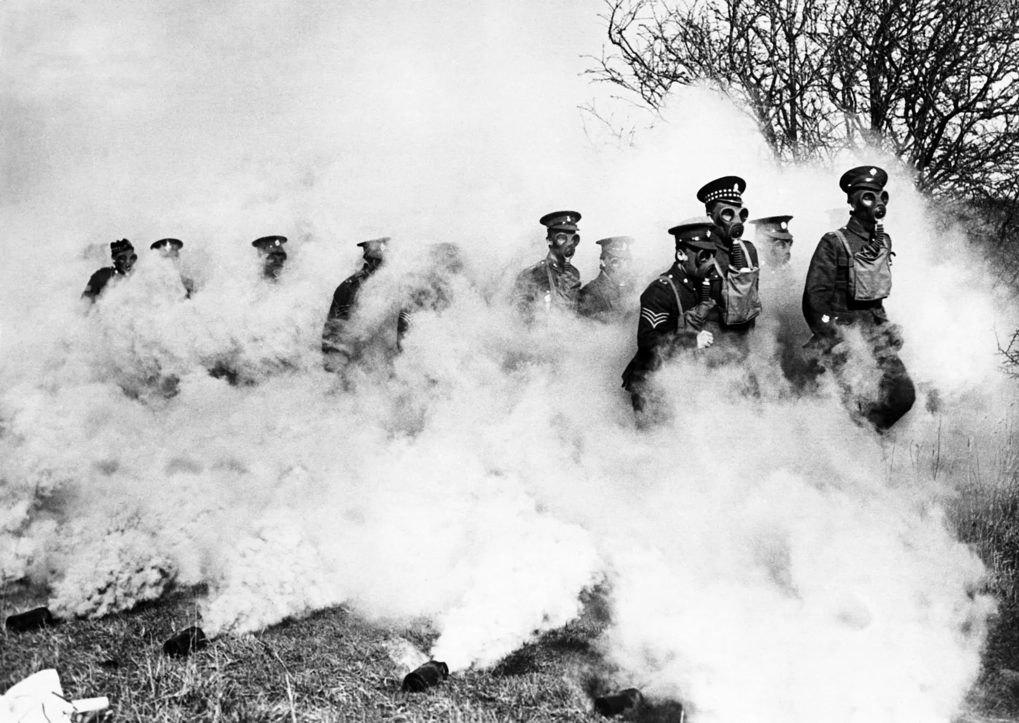 Suboficials britànics reben entrenament en l'ús de la màscara antigas durant la Primera guerra mundial.