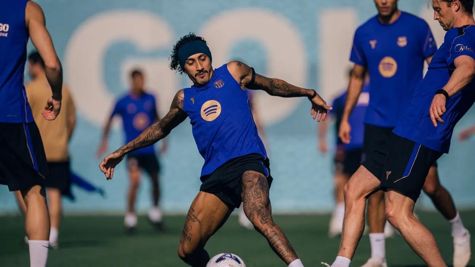 Raphinha, disputing a ball with De Jong at Barça's Thursday training session