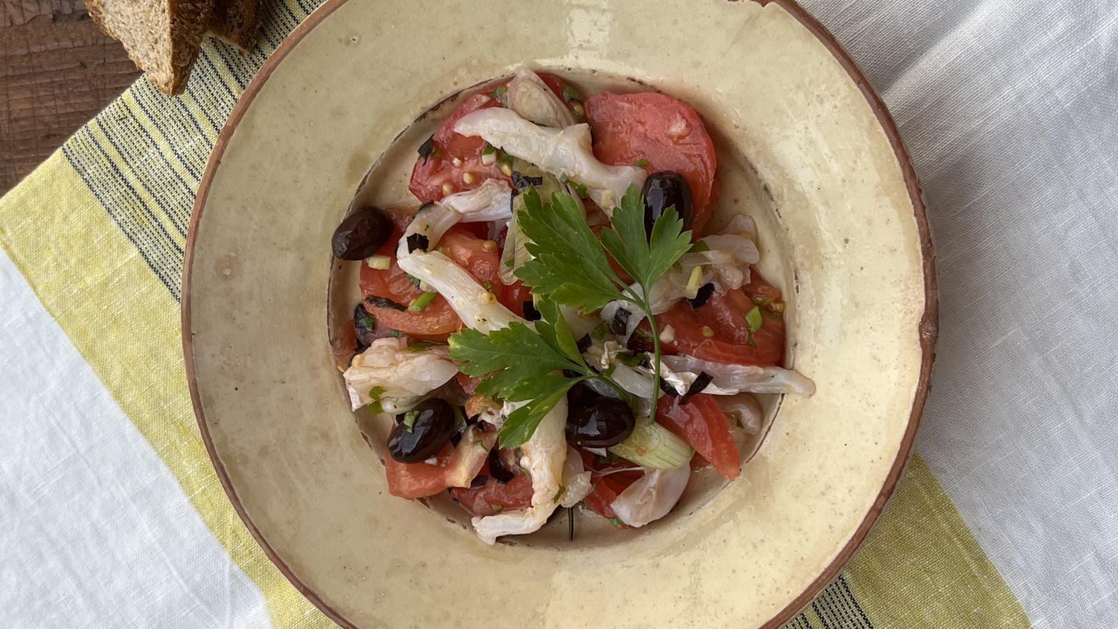 Estopetas con bacalao y tomate.