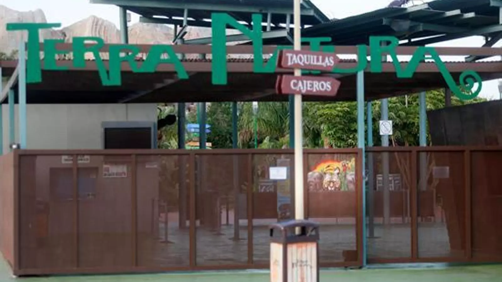 Engtrada del parc zoològic de Benidorm on va morir la cuidadora