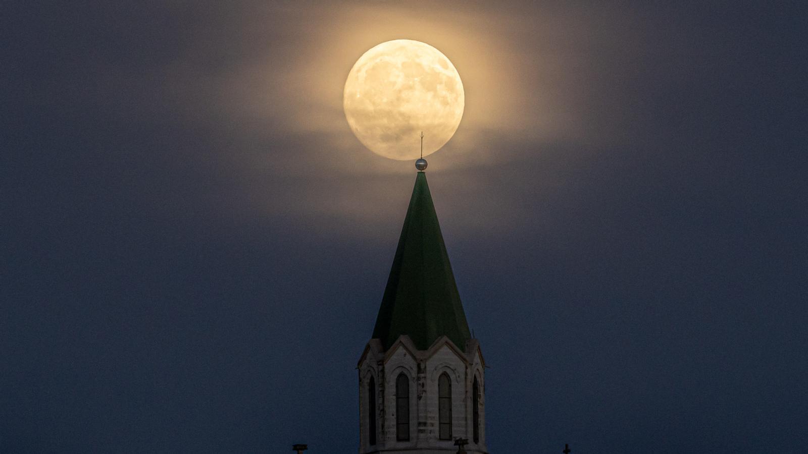 Moonset this morning from Manlleu, with some thin clouds