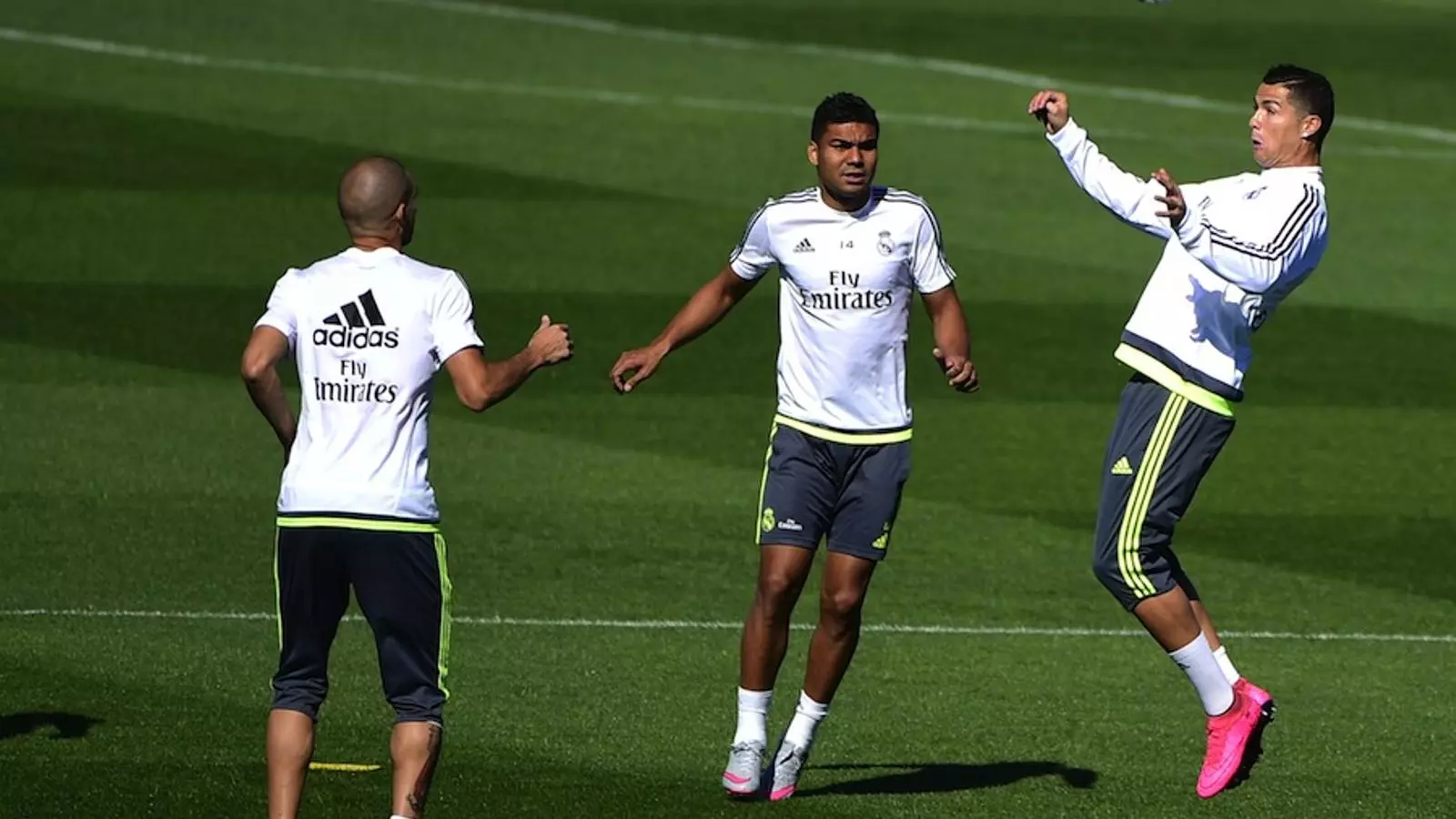 Els jugadors del Madrid entrenen abans de rebre la visita del Granada / PIERRE-PHILIPPE MARCOU / AFP