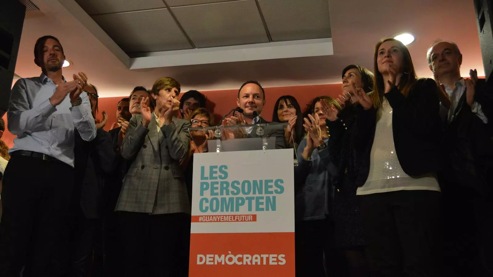 Xavier Espot envoltat de membres de les diferents candidatures, durant el seu discurs als afiliats i simpatitzants. / M. F.