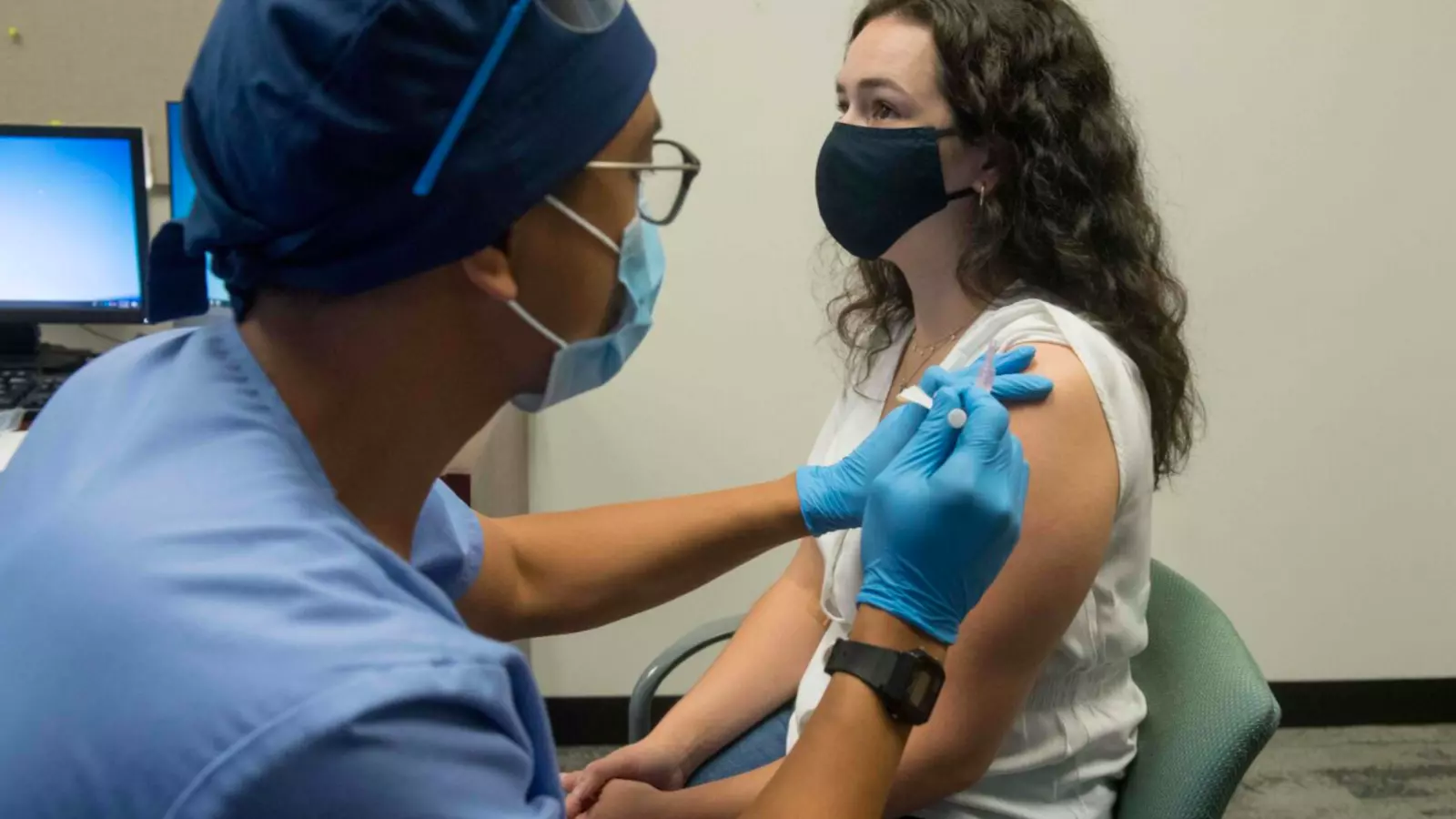 Una voluntària rep un dels prototips de les vacunes contra el coronavirus
