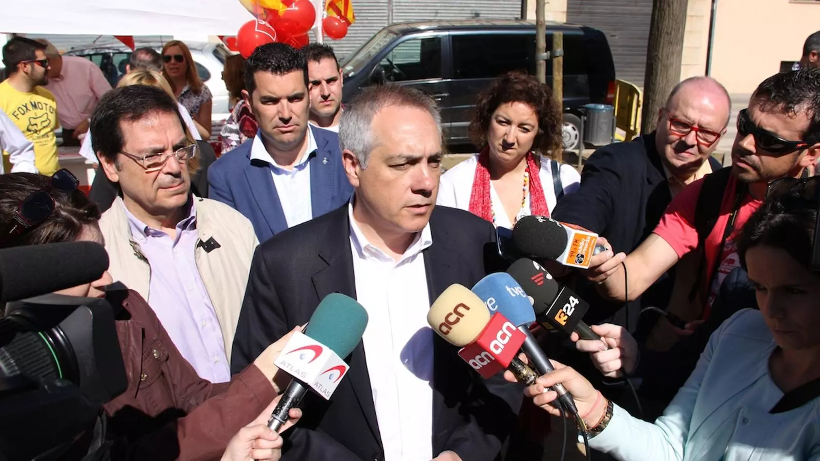 El líder socialista, Pere Navarro, atén els mitjans de comunicació davant una parada del PSC a Pineda de Mar / ACN