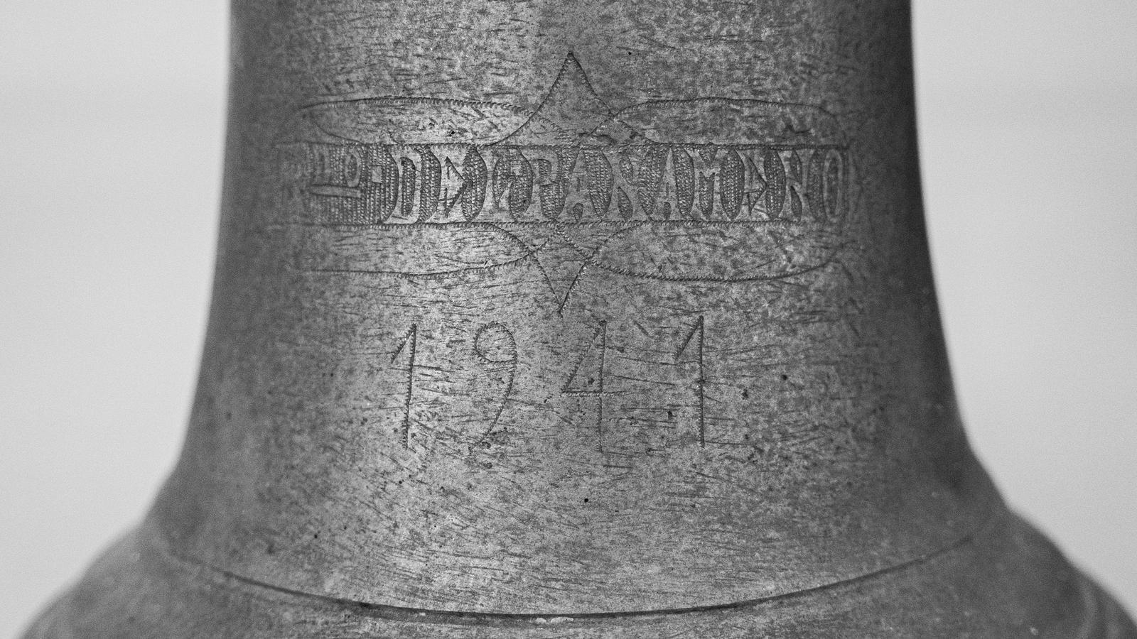 Campana de la sagristia de l’església que hi ha davant del cafè d’en Xomeu amb la llegenda en castellà: “Record del panameny, 1941”.’