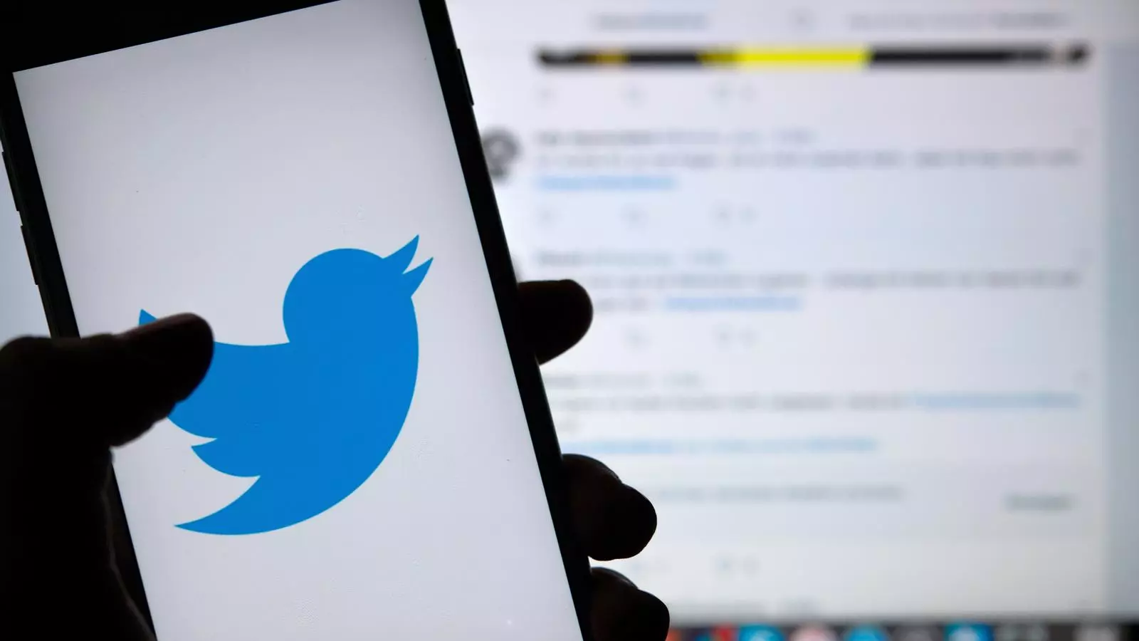 Una persona sosté un telèfon mòbil amb l'aplicació de Twitter, una de les xarxes socials on aquests dies ha circulat molta desinformació sobre la invasió d'Ucraïna.