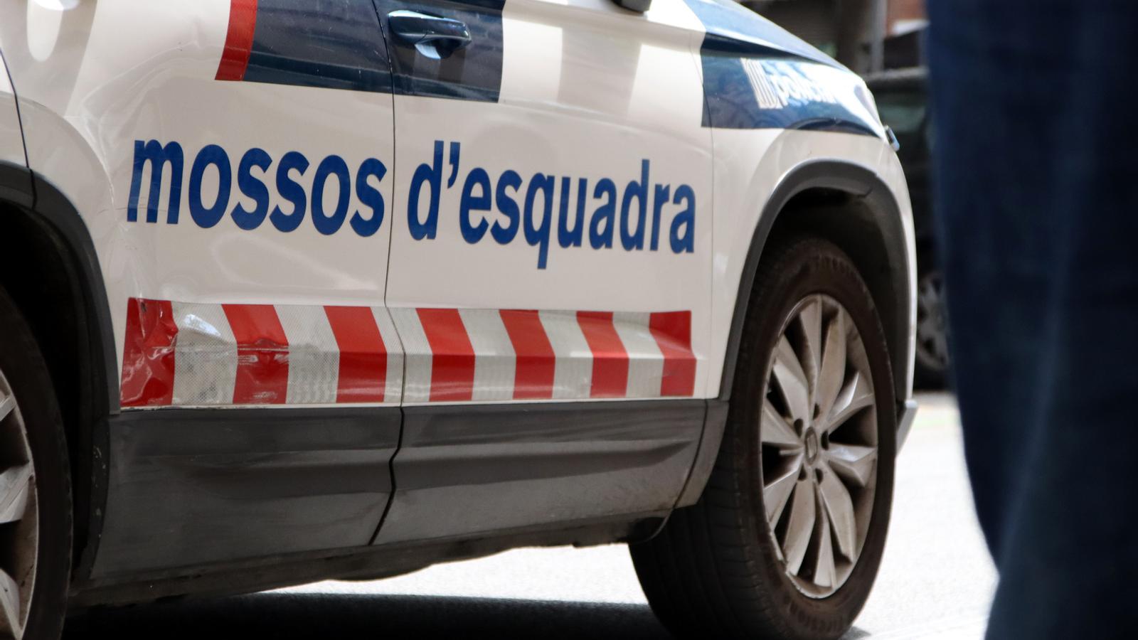 Un coche de los Mossos d'Esquadra en la calle, en una imagen de archivo.
