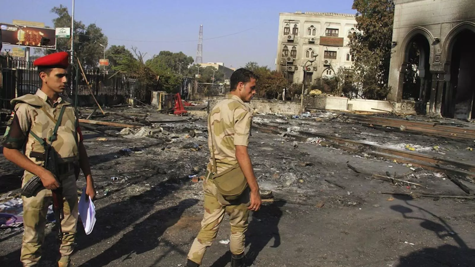 Dos soldats de l'exèrcit patrullen per el Caire / AHMED KHALED / EFE