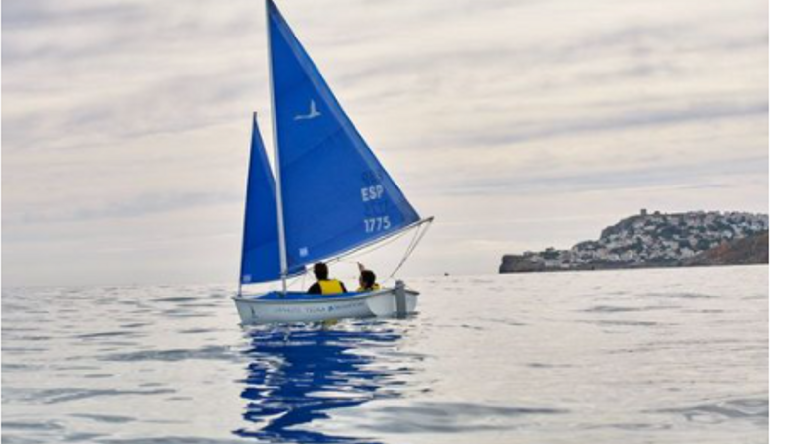 Es pot navegar per les aigües de la Costa Brava amb diversos tipus d'embarcació