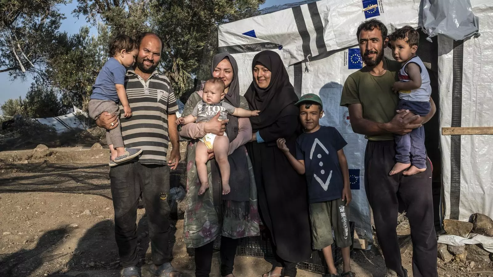 Dues famílies afganes, arribades recentment a Mòria.
