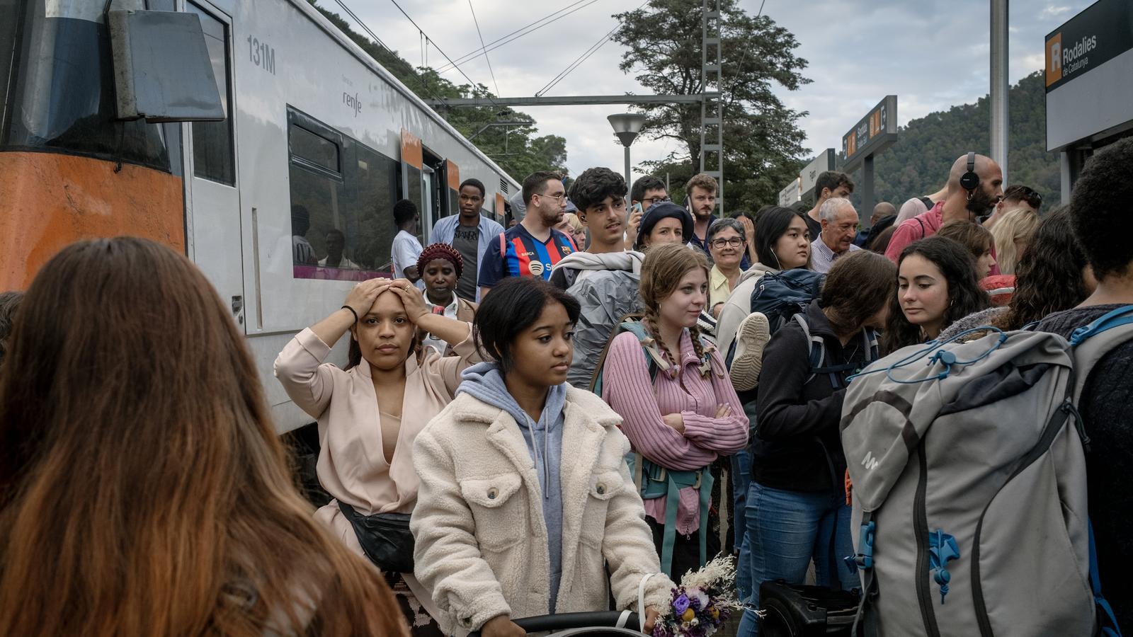 A group of users during an incident on the R3 Rodalies line, in a file image.