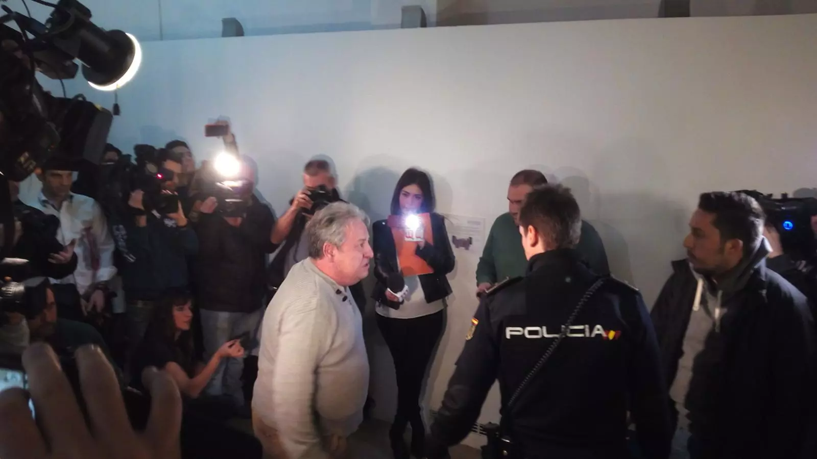 Un policia ha tret l'espontani de la roda de premsa. M. FERRER