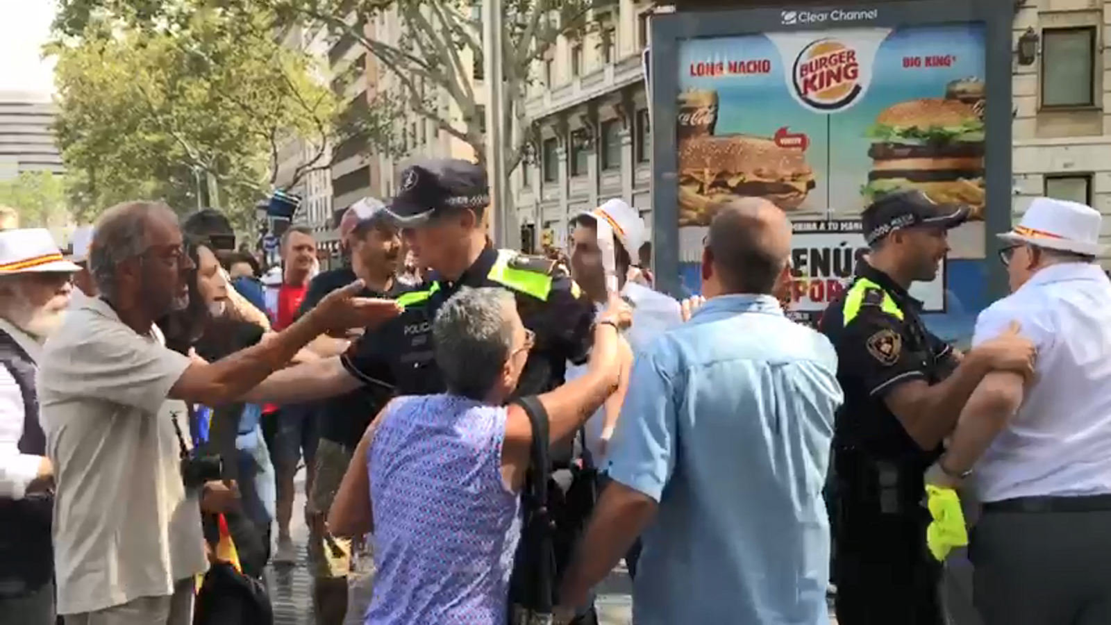 Un dels episodis de confrontació entre els dos grups avui a la Rambla