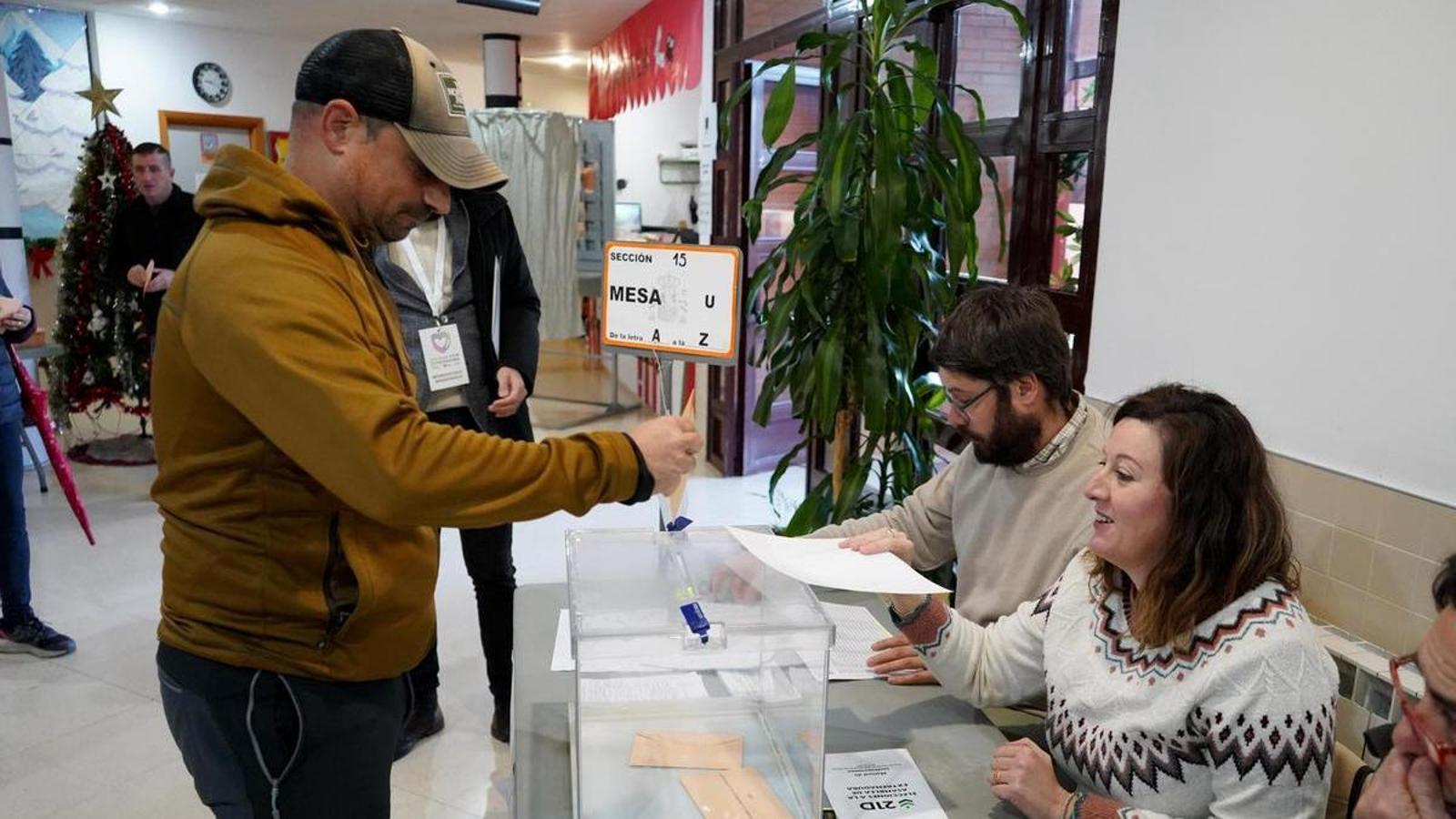A man votes at a polling station in Plasencia (Cáceres)