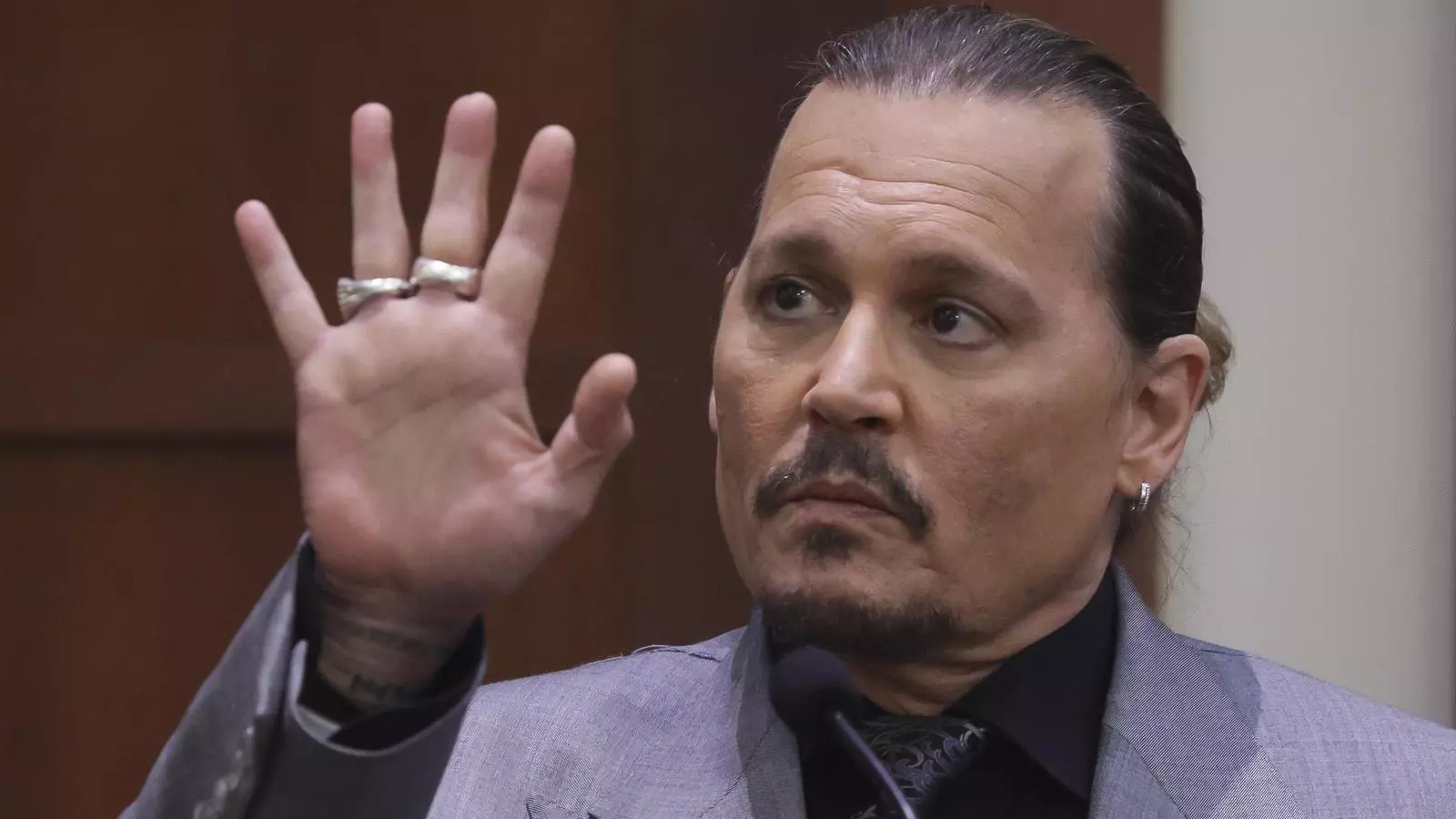 Johnny Depp parla edl tros de dit que s'hauira tallat en una presumpta baralla amb la sexa exdona, Amber Heard