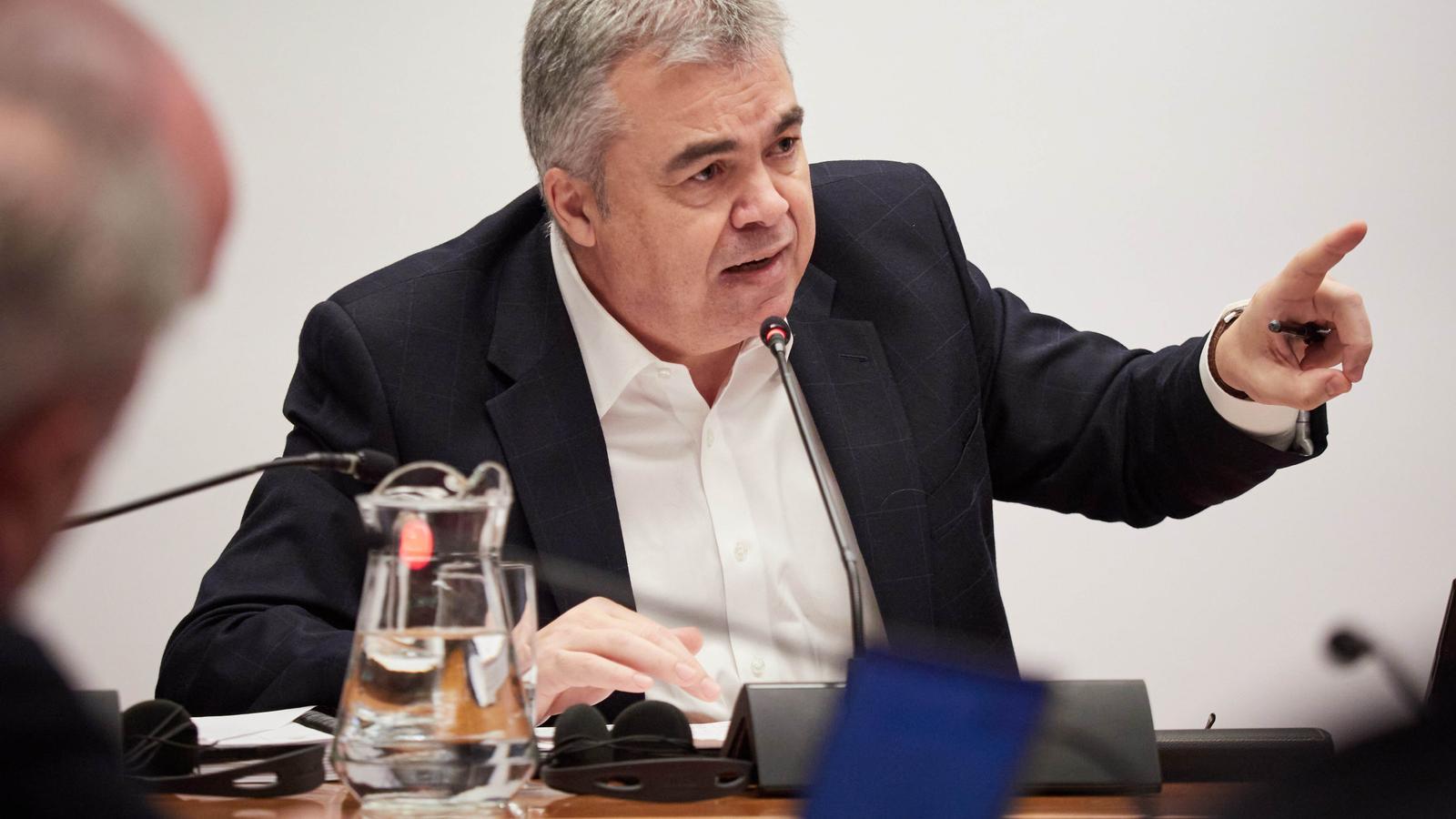 El exsecretario de organización del PSOE Santos Cerdán comparece ante la comisión de investigación del Parlamento de Navarra sobre las adjudicaciones de obras públicas, como la duplicación del túnel de Belate.