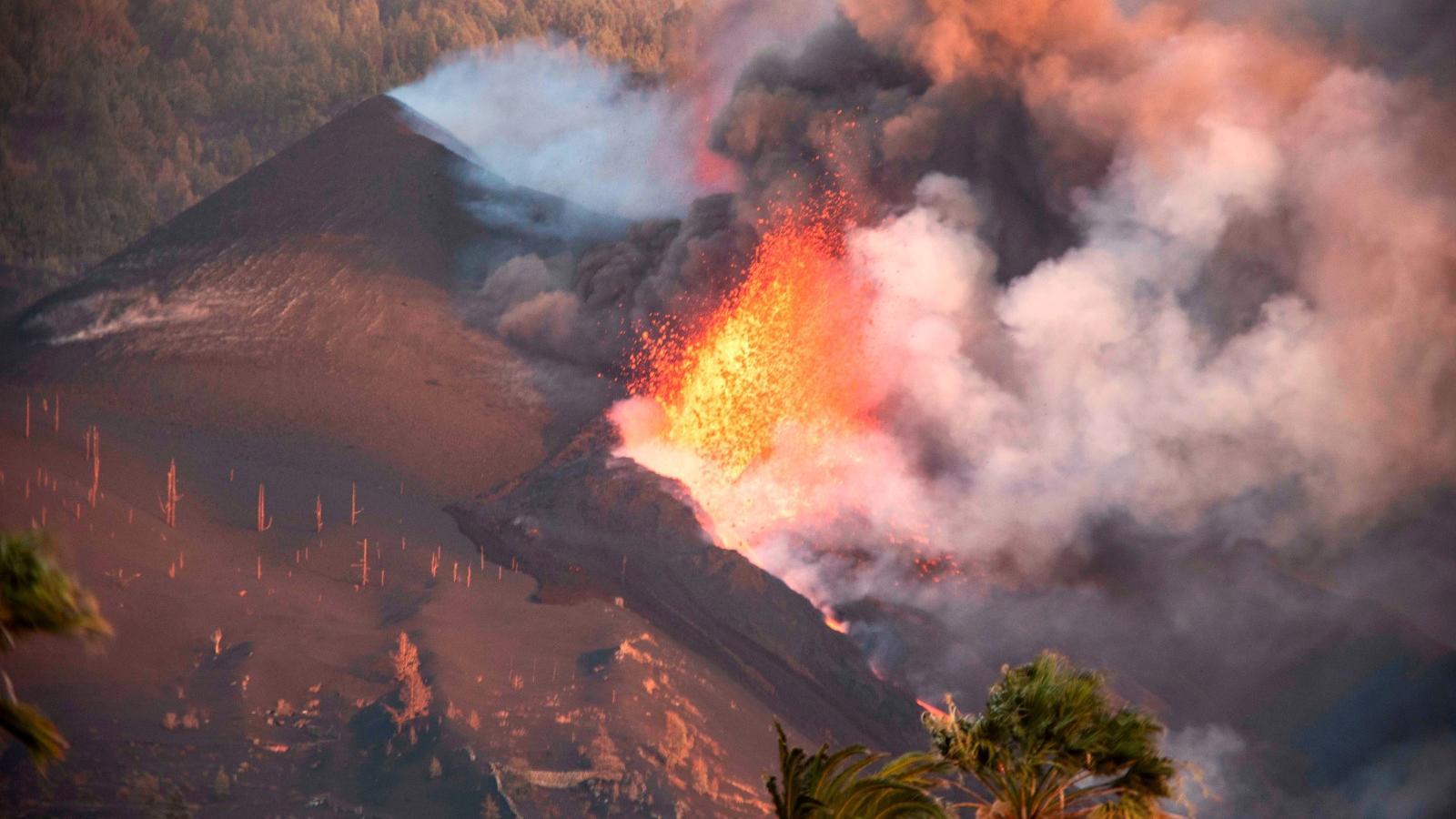 Imagen de las dos nuevas coladas de lava que buscan unirse en el río primigenio de la erupción del Cumbre Vieja